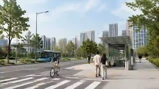 버스와 자전거, 보행 동선이 함께 보이는 도시 이동 풍경